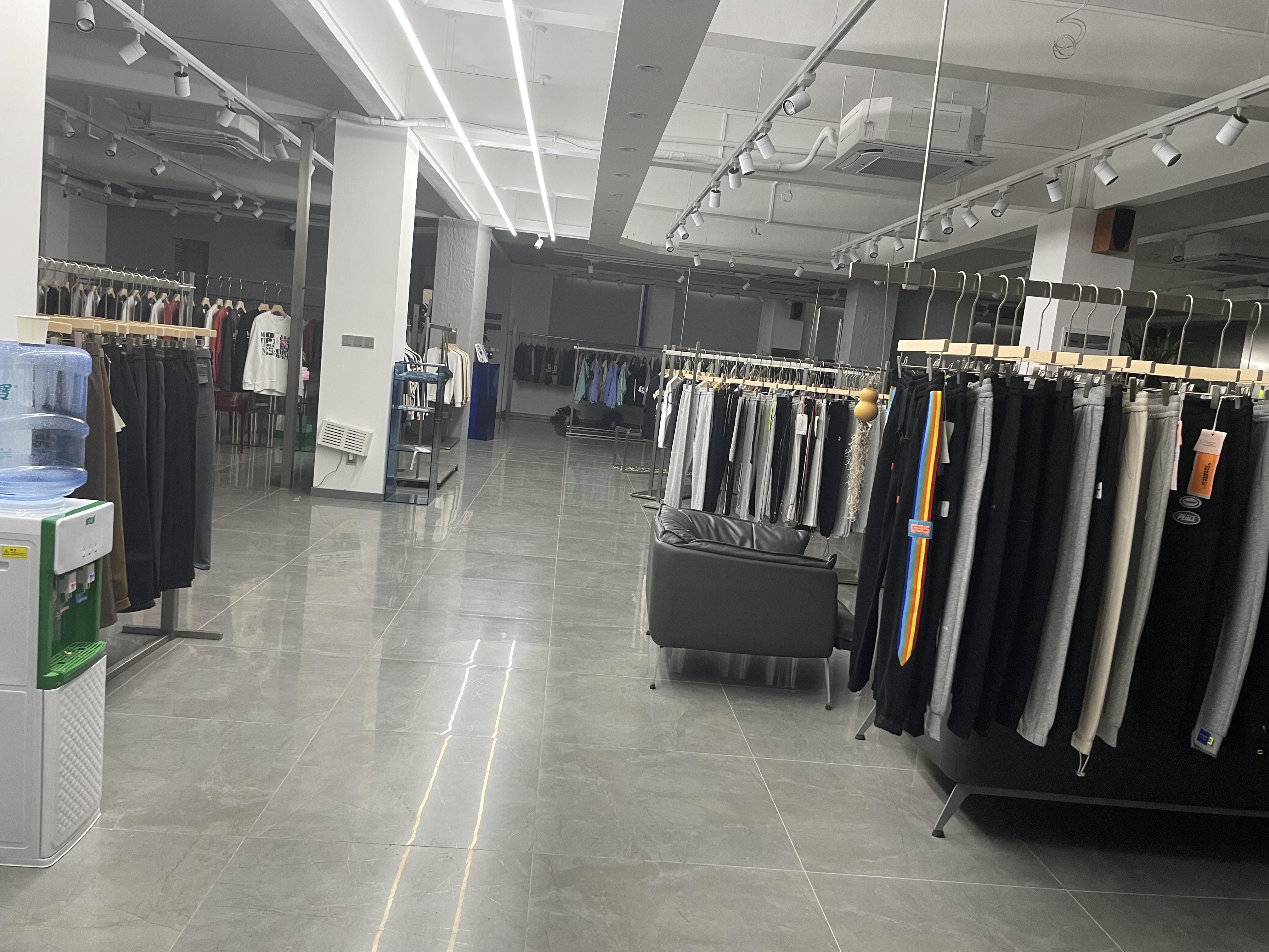 全球服装需求大幅下滑.疫情改变消费场景