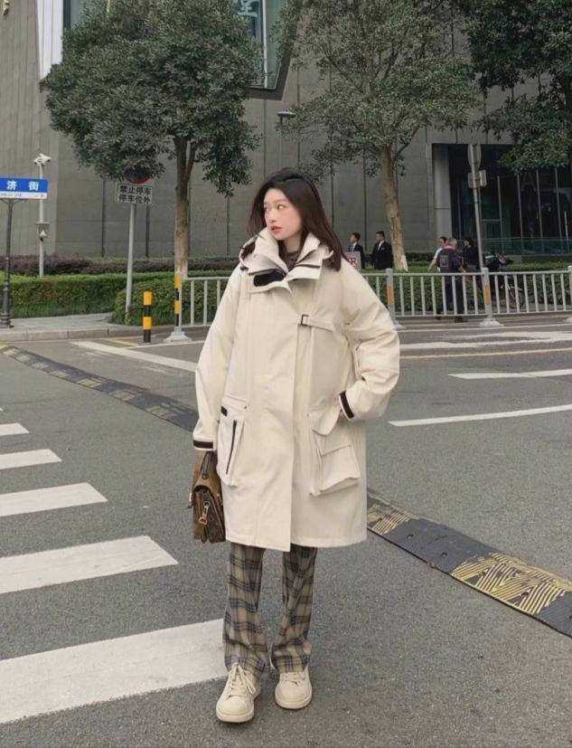 女生怎么穿衣服更能够突出身材优势-回收女装